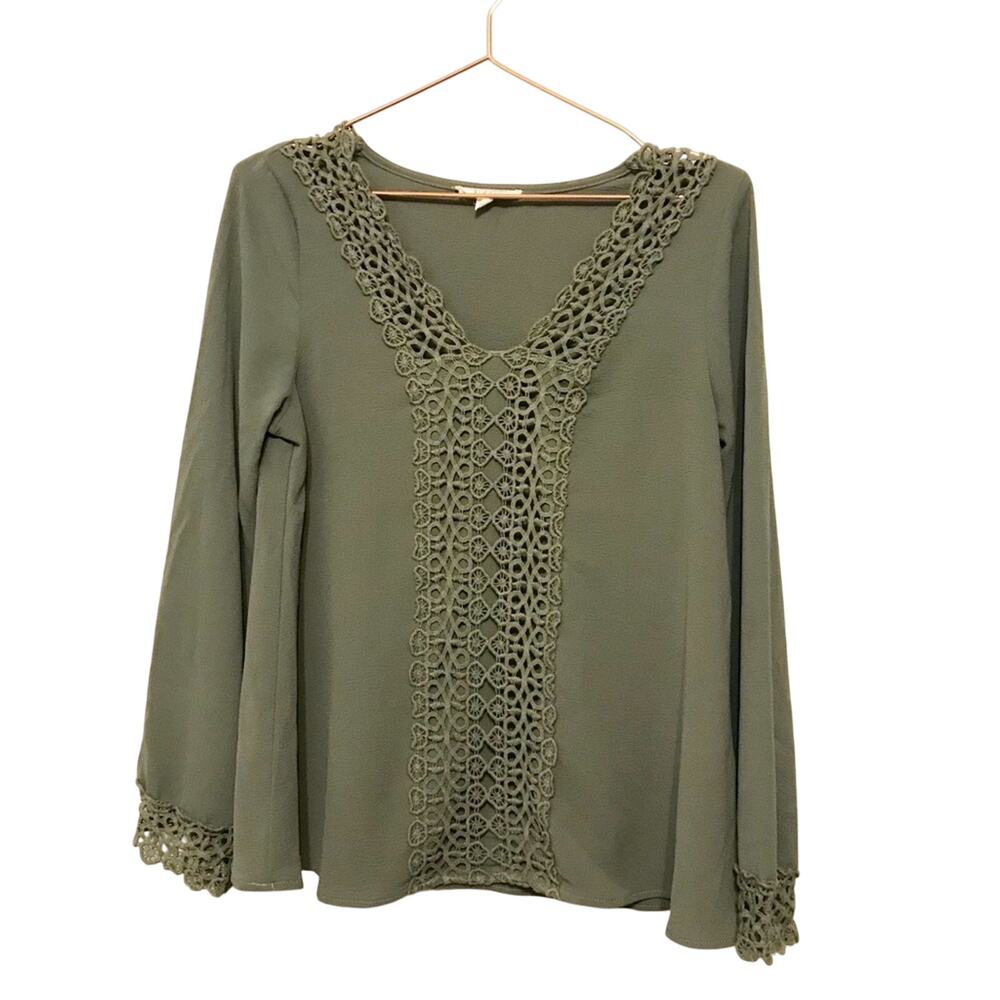 Illa Illa sage front sleeve lace trim blouse size small